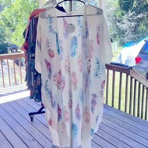 Jennaration Boutique Sheer Short Sleeve Feather Kimono. Size Large